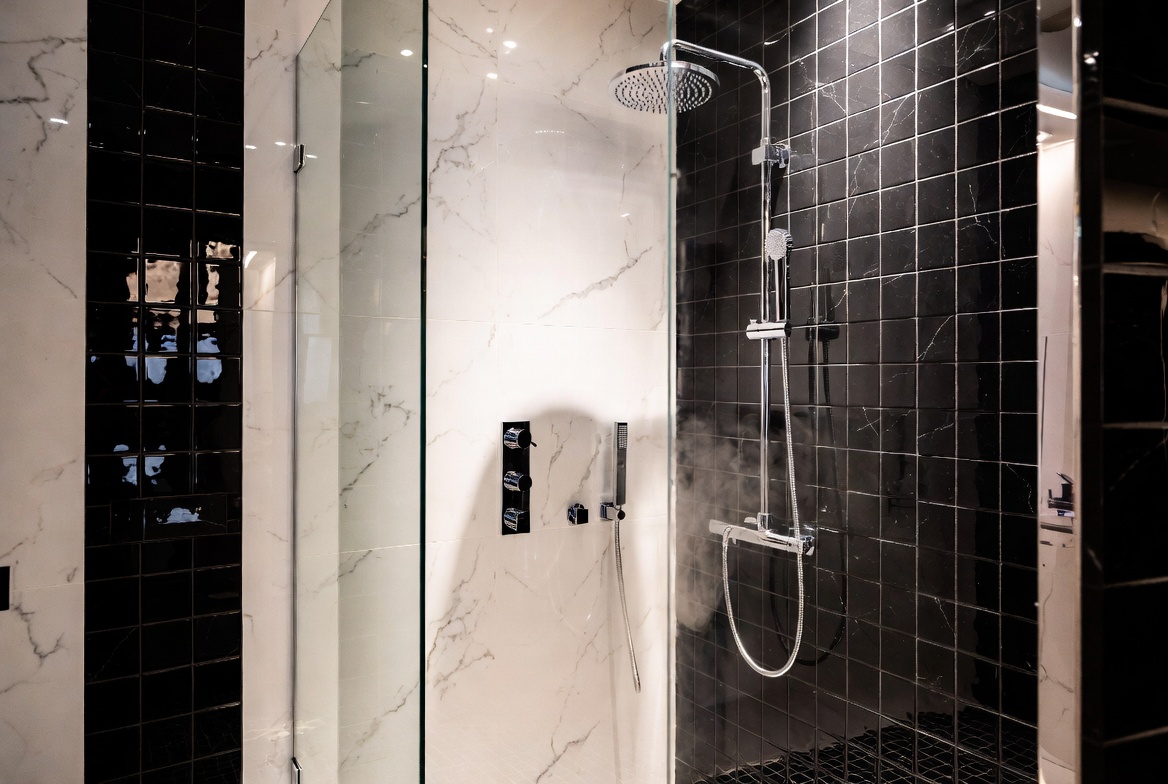 Mampara de ducha de plexigl&aacute;s para ba&ntilde;o de lujo