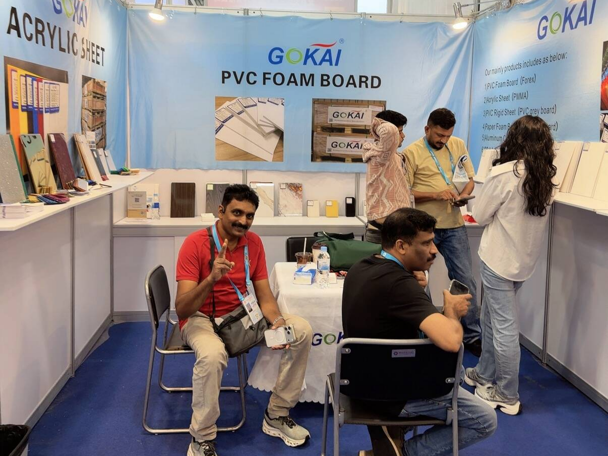 Foto de grupo Gokai con clientes en la exposici&oacute;n